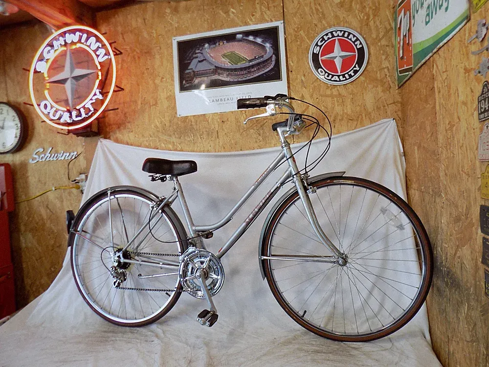 1989 SCHWINN WORLD TOURIST LADIES 10-SPEED ROAD CRUISER BICYCLE SUBURBAN BREEZE
